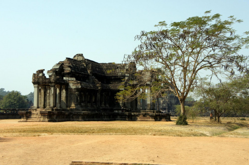 Kambodża - budynek na dziedzińcu Angkor Wat #Kambodża #Angkor
