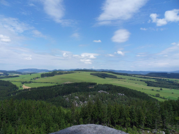 Górny labirynt to niezwykle urozmaicony szlak między skałami okraszony takimi widokami :) #Czechy #góry #Ostaś #SkalneMiasta