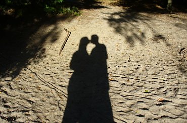 MOJA ŻONA I JA #CIEŃ #ŻONA #FAJNE #PARA #PIASEK