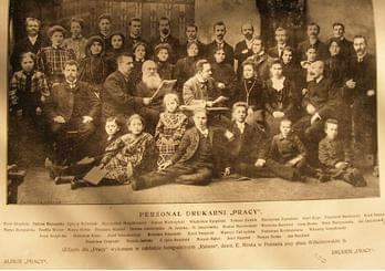 Na zdjęciu w drugim rzędzie od góry 4 osoba po naszej prawej stronie to Weronika Burchard (zd. Feliszkowska, 1861-1948), żona Antoniego (1860-?). W piewszym rzędzie 3 od naszej lewej strony siedzi dziewczynka - Cecylia Burchard (1900-1987), późniejsza...