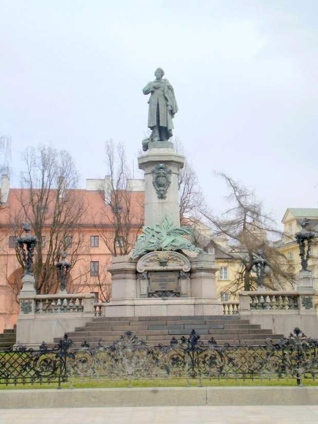 Pomnik Adama Mickiewicza na Krakowskim Przedmieściu .