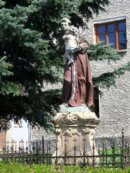 Krzeszów i okoliczne wioski pełne są kapliczek i figurek. 21.04.2009r. Trasa 110km