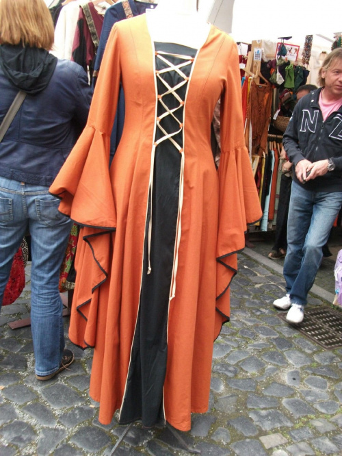 Görlitz,stragany z różnościami,można się ubrać w strój z dawnej epoki :))