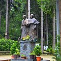 pomnik Jana Pawła II i kardynała Stanisława Dziwisza przy Sanktuarium Matki Boskiej Fatimskiej w Zakopanem
