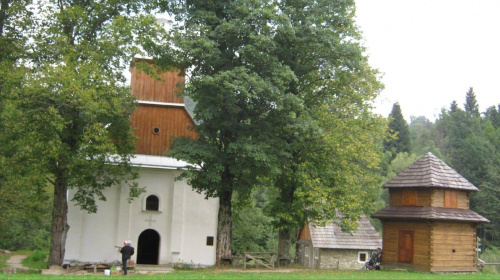 Cerkiew w opuszczonej wsi Łopienka
