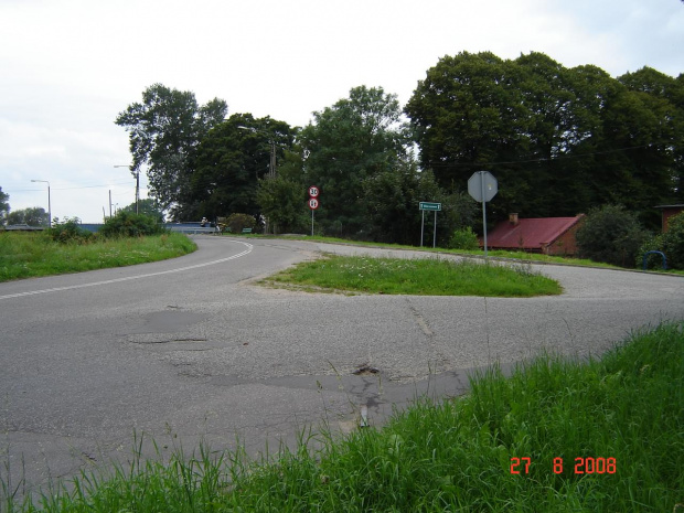Fot16. DSC1002200175
Widok od strony Świbna: jeszcze nie zaasfaltowany fragment torowiska na Wyspie Sobieszowskiej. Kolejka przecinając drogę na tym skrzyżowaniu wjeżdżała na śluzy w Przegalinie.