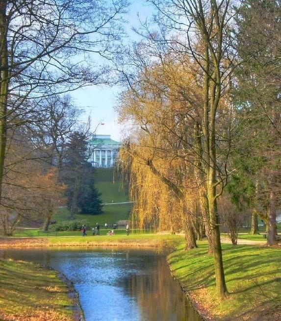 Belweder - widok z Łazienek Królewskich .