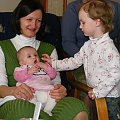 Głaskamy delikatnie Majeczkę .