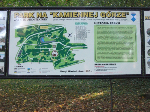 Tablica informacyjna parku na Kamiennej Górze.
