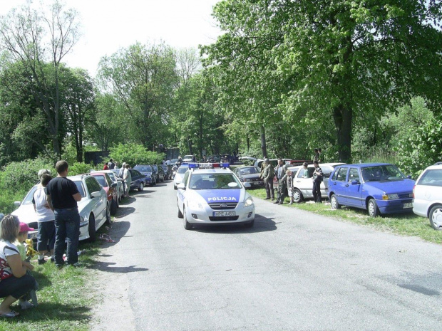 Kolumnę pilotuje Policja. #Motoryzacja #Auta #PojazdyWojskowe