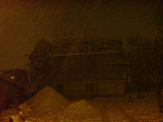 Zadymka #zadymka #śnieg #ciemno #budynek #kamienica