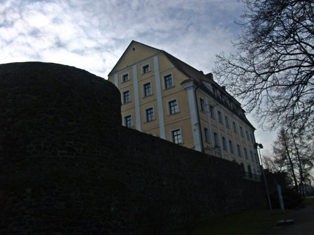 Dom pod Okrętem,widok zza murów obronnych,dawnej fosy miejskiej,a obecnie ul.Podwale.