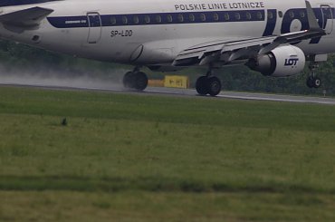 Przykładowe zdjęcie wykonane obiektywem Pentacon 4/300 #pzk #samolot #lądowanie