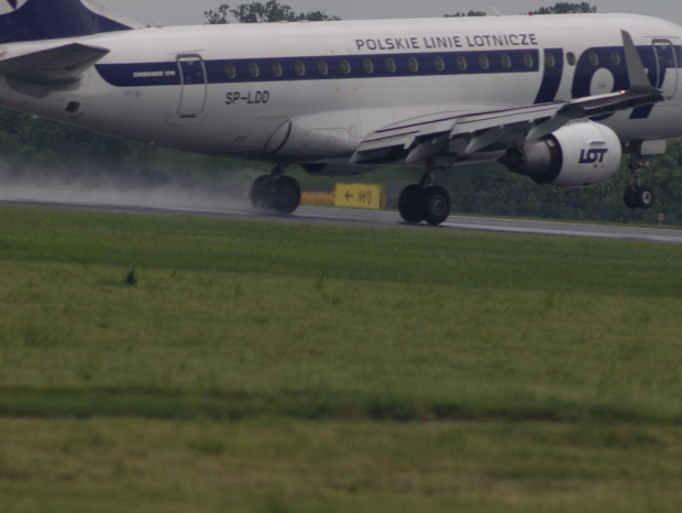 Przykładowe zdjęcie wykonane obiektywem Pentacon 4/300 #pzk #samolot #lądowanie