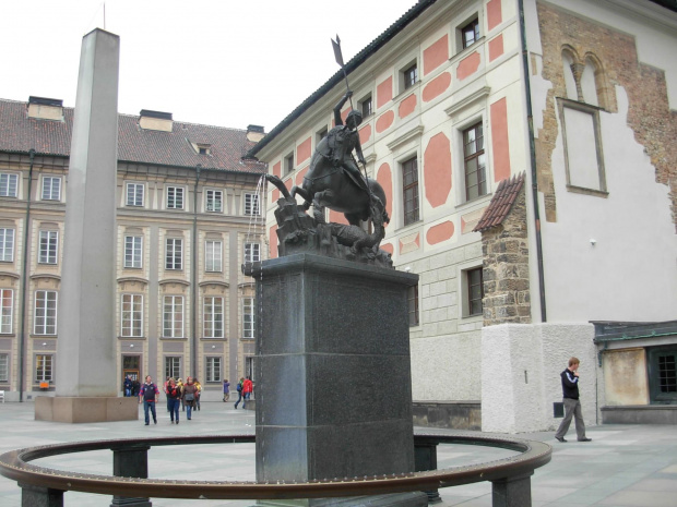 Fontanna i Obelisk na Zamku w Hradczanach