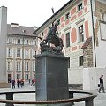 Fontanna i Obelisk na Zamku w Hradczanach