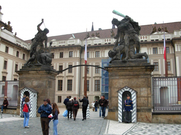 Wejście na Zamek Królewski na Hradczanach