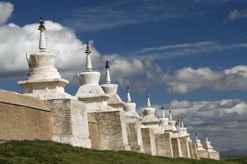 Stupy otaczające klasztor Erdene Zuu #mongolia