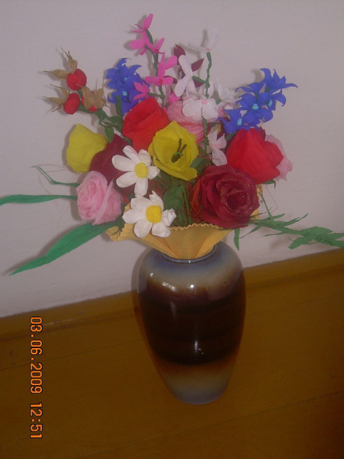 bukiet z różnych kwiatów- bibuła #KwiatyZBibuły #bibuła #krepina #dekoracje #hobby #KompozycjeKwiatowe #MojePrace #pomysły #Agnieszka #pasja #RobótkiRęczne #rękodzieło #moje