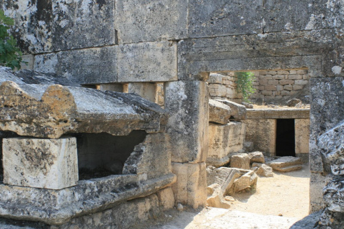 Hierapolis, Nekropola północna - chorzy tak licznie przybywający do leczniczych źródeł Pamukkale nie zawsze wracali do domów po odbytej kuracji... Jeden z największych cmentarzy Anatolii