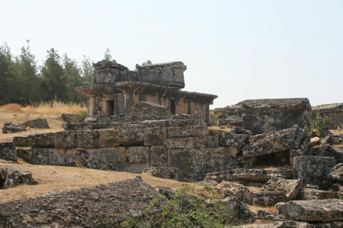 Hierapolis, Nekropola północna - chorzy tak licznie przybywający do leczniczych źródeł Pamukkale nie zawsze wracali do domów po odbytej kuracji... Jeden z największych cmentarzy Anatolii