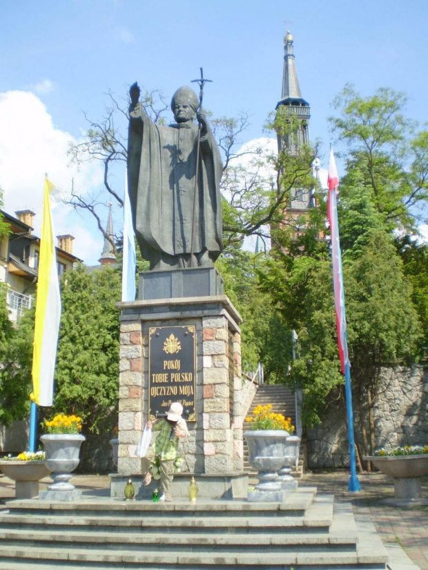 Pomnik papieża Jana Pawła II przed kościołem pw. św. Doroty