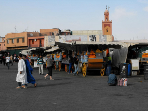 Dżamaa al-Fina, także: Dżemaa el-Fna (arab. جامع الفنا, fr. Jemaa El Fna) – największy plac w marrakeszeńskiej medynie, a zarazem największa atrakcja turystyczna miasta. #Marakesz