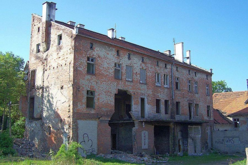 Wrocław (Klecina) - ruiny budynku w podwórzu przy ul Wałbrzyskiej 37.