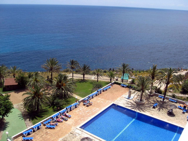 Calas de Mallorca - hotel Palia Maria Eugenia - basen hotelowy. Foto zrobione z 6 piętra hotelu, niestety nie objęłam całego basenu a jest naprawdę wielki :) #Majorka #CalasDeMallorca