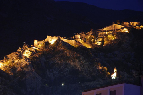 widok fortyfikacji kotoru w nocy