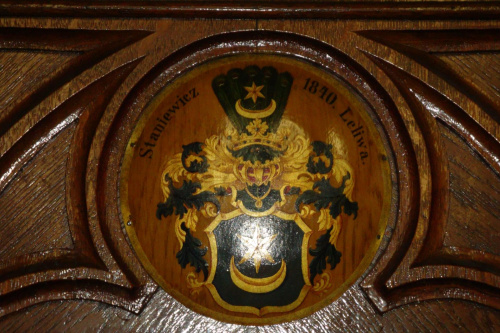 Herb umieszczony w neogotyckich stallach w kaplicy-mauzoleum Taczanowskich.