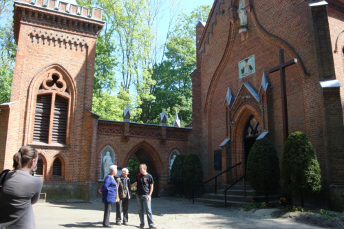 Taczanów - przed neogotycką kaplicą Taczanowskich.