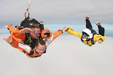 spadochroniarstwo - Skok tandemowy z 4000 m w Klubie Spadochronowym Atmosfera (www.skydiveatmosfera.com) #SkokiSpadochronowe #spadochroniarstwo #przasnysz #KlubSpadochronowyAtmosfera #spadochroniarze #SkokZeSpadochronem #SkokNaSpadochronie #tandem