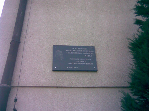 Bażyny k. Ornety - tablica pamiątkowa na ścianie budynku szkoły