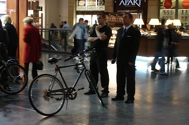 . #ZłoteTarasy #EuropejskiDzieńBezSamochodu #MasaKrytyczna #akcja #InvisiblePedal #Warszawa