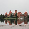 Troki-dawna stolica Litwy,położona jest 28km na zachód od Wilna, w nadzwyczaj malowniczej miejscowości. Nazywane są krainą jezior, bowiem jest tu ich aż 32.Najwiekszym z nich jest jezioro Galwie na którym stoi zamek. Właśnie tu Wielki Książe Litewski G...