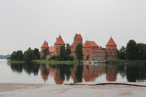 Troki-dawna stolica Litwy,położona jest 28km na zachód od Wilna, w nadzwyczaj malowniczej miejscowości. Nazywane są krainą jezior, bowiem jest tu ich aż 32.Najwiekszym z nich jest jezioro Galwie na którym stoi zamek. Właśnie tu Wielki Książe Litewski G...