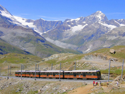 Kolejka zębata wspina się na Gornergrat, a my zjeżdżamy stamtąd... pieszkom