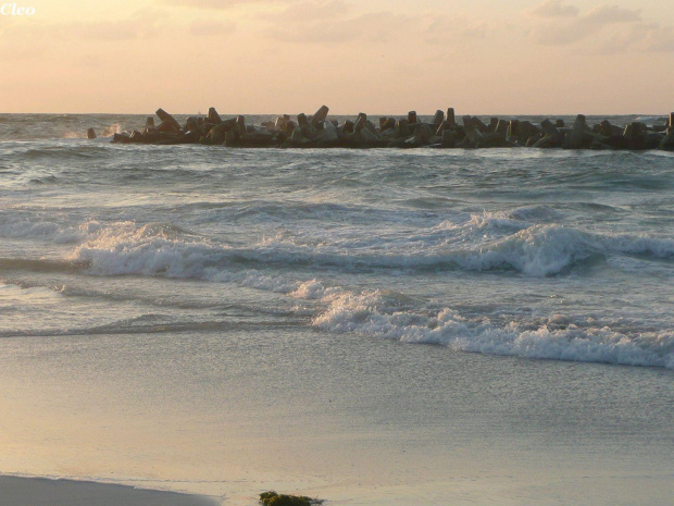 Niespokojne morze, fale bija o brzeg - Alex. 18.09.2008