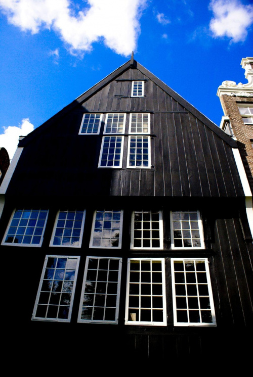 Begijnhof - dom z około 1420 roku, jeden z kilku pozostałych drewnianych