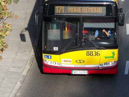 Autobus...czerwony? #UlKsiążęca #Warszawa #SolarisUrbino18