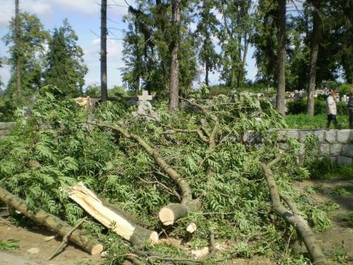 Cmentarz w Strzelcach Wielkich po nawałnicy ...