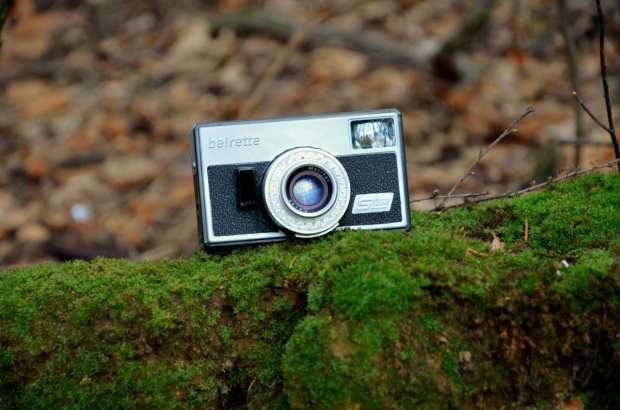 Beirette SL 200, trzecia wersja produkcyjna od końca 1970 roku. Obiektyw jest Meritar 45 mm 1:2.8 i migawki Priomat brakuje gniazdo PC. Skala DoF otrzymuje przezroczystą pierścienia, co można znaleźć w innych modelach Beirette 35 mm (np. Beirette lub V...