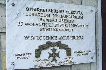 Tablica Memoratywna 27 WDP - AK odsłonięta przy wejściu do szpitala w Poznaniu #PomnikiHistorii #Tablice