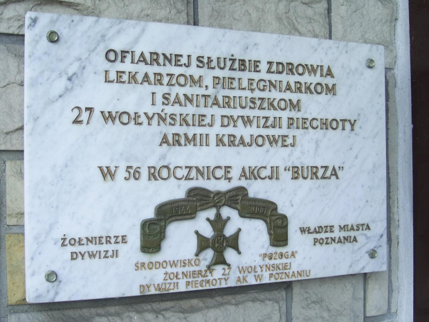 Tablica Memoratywna 27 WDP - AK odsłonięta przy wejściu do szpitala w Poznaniu #PomnikiHistorii #Tablice