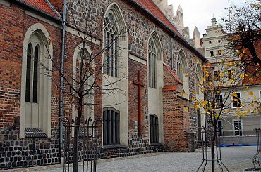 Kościół mariacki, za nim Ratusz #jesień #zabytki #kościół #ratusz #Lubsko #rynek