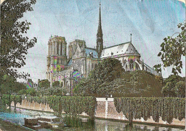 PARIS_Notre-Dame et la Seine_Katedra Notre-Dame w Paryżu_Jedna z najbardziej znanych katedr na świecie, między innymi dzięki powieści Dzwonnik z Notre Dame francuskiego pisarza Viktora Hugo.