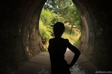 #postać #osoba #akt #tunel #wiosna #lato #CzarnaPostać #portret #wakacje #ArtystycznyPortret