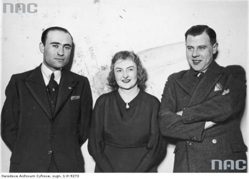 Aktorzy Henryk Vogelfanger ( Tońko ) ( z lewej ), Kazimierz Wajda ( Szczepko ) i Joanna Poraska podczas wizyty w poznańskim oddziale IKC. Poznań_1935 r.