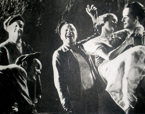 Henryk Małkowski ( 2. od lewej ), Karolina Lubieńska, Zbigniew Sawan ( 4. od lewej ), Julian Krzewiński ( 1. od lewej ) , Kadr z filmu " Pałac na kółkach "_1932 r.
